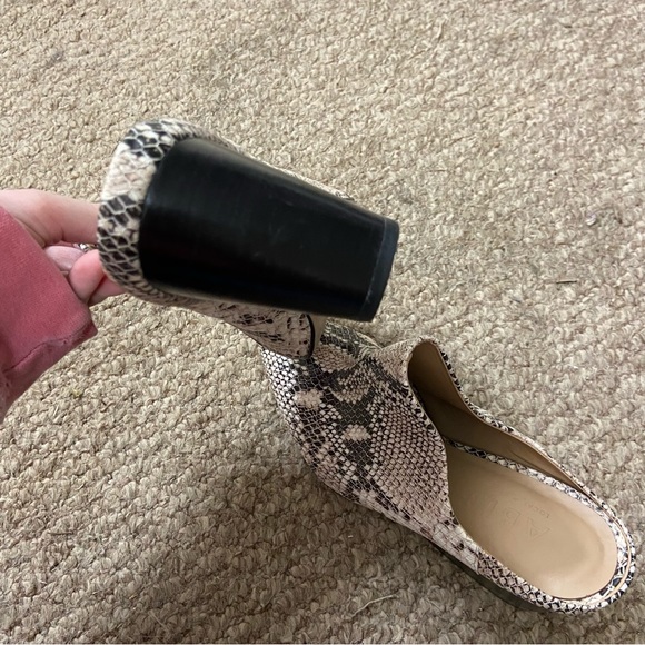 Able Handmade Leather Snakeskin Rojas Stacked Heel Mules - Picture 9 of 9
